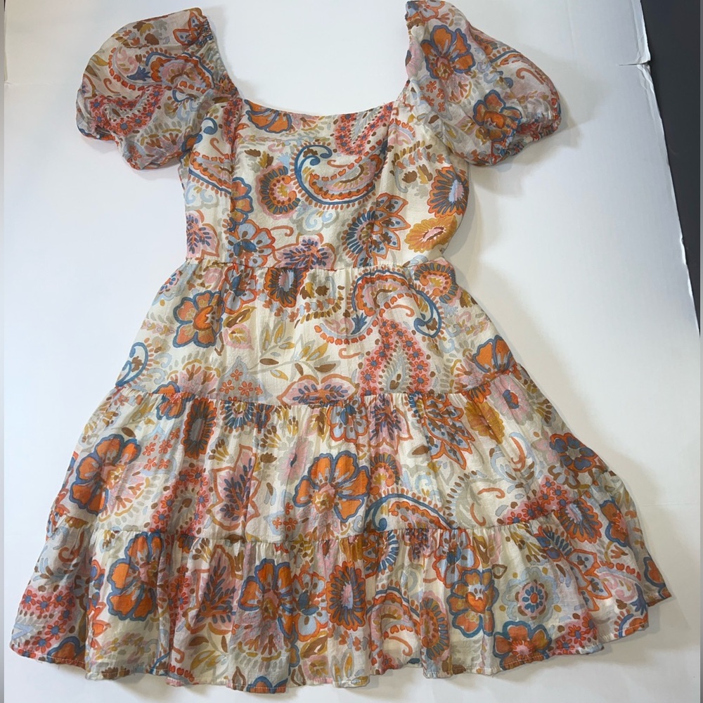 Women's Short Sleeve Square Neck Tie Back Dress. Size Medium. Paisley print